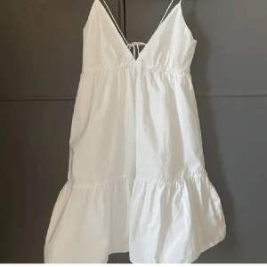 Säljer denna super fina klänningen ifrån bikbok. Aldrig använd endast testad. Köpt för 400 säljer för 300. Perfekt till studenten💕