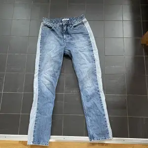Säljer mina blåa jeans från nakd, med cool detalj i kanterna med en ljusare jeansfärg. Använd fåtal gånger, i jättefint skick💙storlek 34.