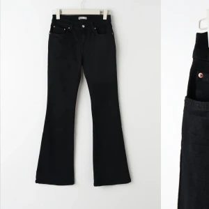 Low waist bootcut jeans - Säljer mina svarta jeans från Gina som inte kommer till användning längre, hör av er för fler bilder eller frågor💕