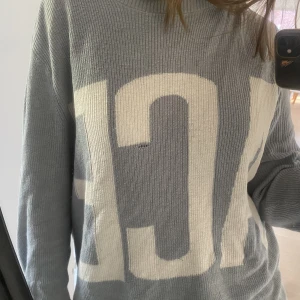 Tröja  - Tröja från from future. Såå fin har dock ett litet hål men som enkelt att laga. Storlek M men passar för typ alla då den är stor men lätt att vika in❤️❤️ säljs för 200kr exklusive frakt 