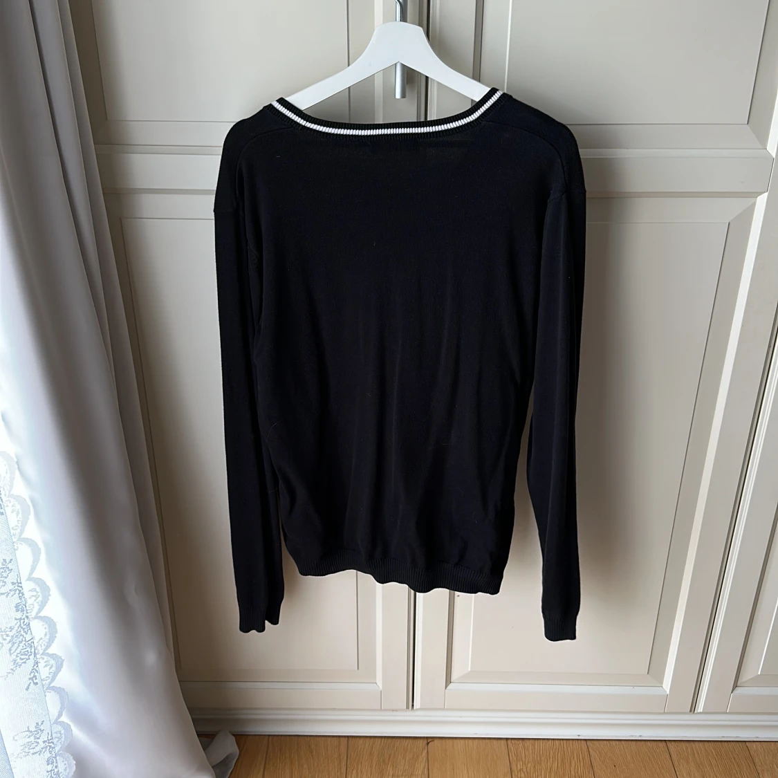 Svart finstickad kofta med vita detaljer - 91