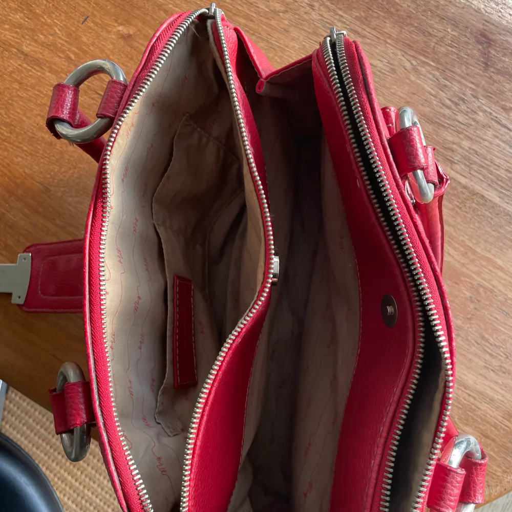 Fin röd väska med många olika fack, perfect för hösten. Pris går att diskutera!!. Väskor.