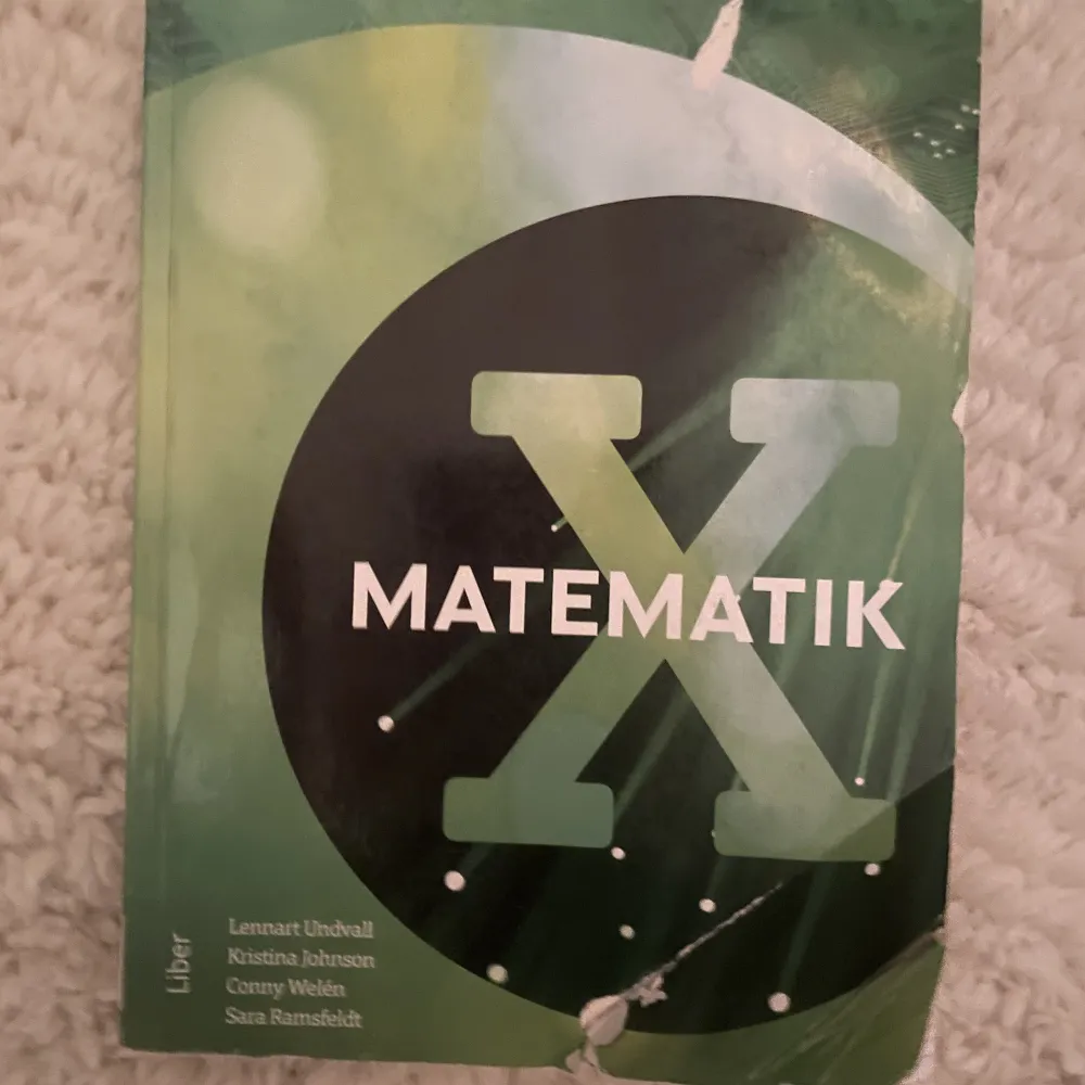 Detta är 7ans mattebok och är X (är i matteboksserien XYZ). Nypris ligger på 400 spänn. Defekter finns pga använd. Det är endast på fram back och första sidorna (inga uppgifter på dem). Resten är bra👍Kan ofc skicka bild i DM💕. Övrigt.