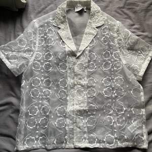 genomskinlig skjorta med broderade blommor från asos. använd en gång. storlek s. nypris 500kr, säljer för 100kr + frakt:)