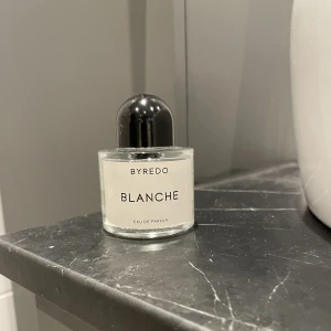 Byredo Blanche - Ungefär en halv flaska kvar, säljer då jag inte använder den längre.  Nypris: 1600:- BIN: 400:- inkl. Frakt