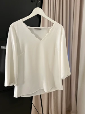 Vit topp - Vit blus från H&M. Storlek 40. 