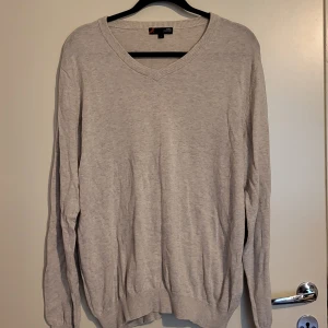 V-neck sweater - Basic Grå/Vit V-neck tröja från Dressman.  Strl: L, passar som M.  Cond: 7/10  Dm vid ytterligare foton eller frågor!