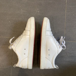 Louboutin skor  - Säljer mina loubs i st 45. Skick 7/10, bara skorna följer med. Skicka gärna dm vid fler frågor.