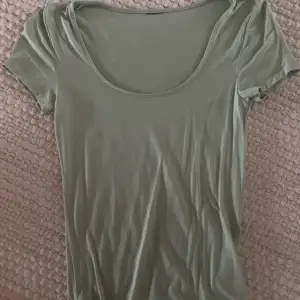 Snygg T-shirt från Gina, man kan ha den backless också 💞💞 storlek xs 
