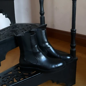 Svarta kängor  - Svarta kängor från Zara, ofodrade. Aldrig använda så dom är i nyskick. Nypris 599 kr, säljer för 200 kr!🖤