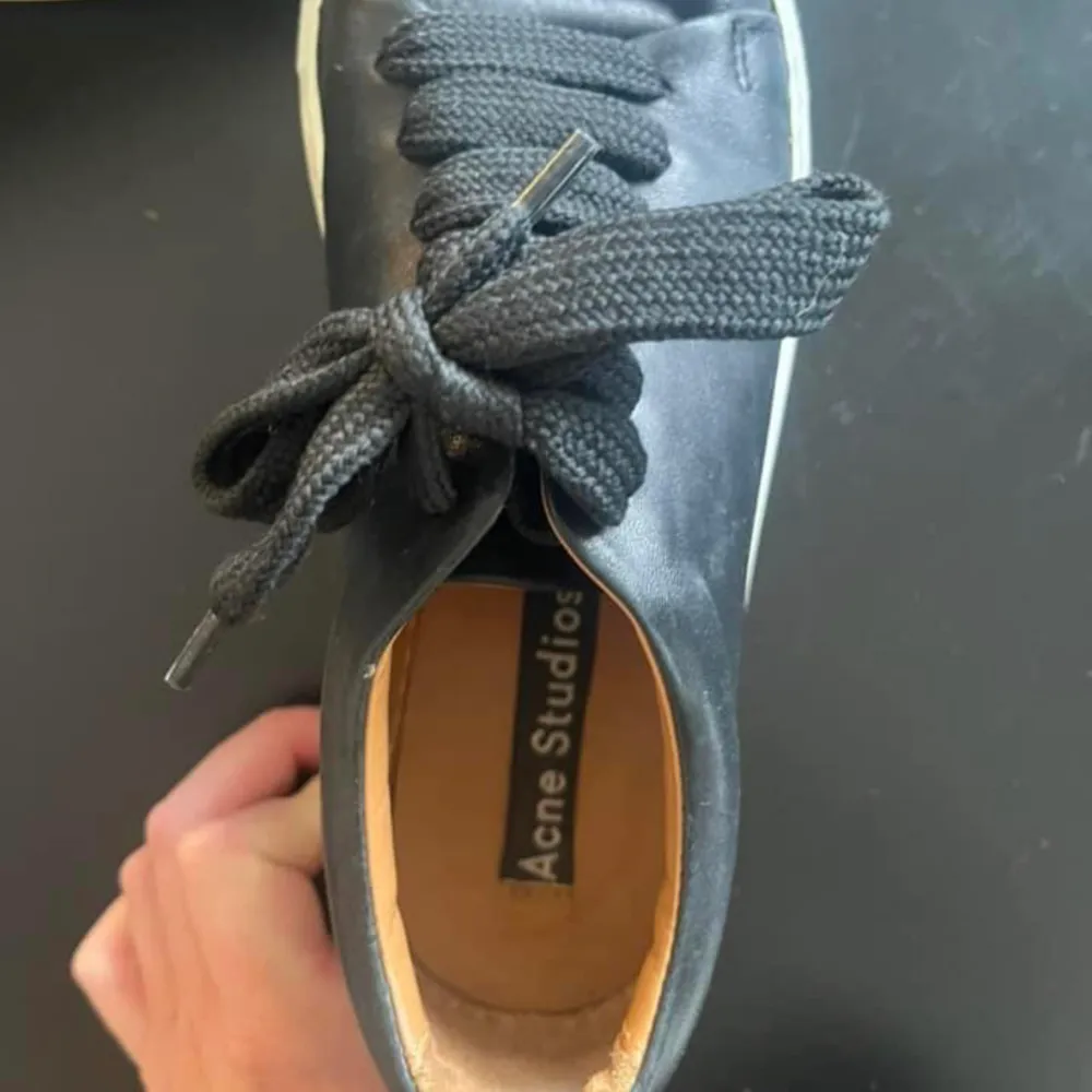 Sneakers i använt med fint skick från Acne Studios. Svart skinn med platå. stl 38. . Skor.