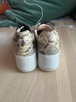 Sneakers  - Ormskinn sneakers, my ner bra skick använda fåtalet gånger 