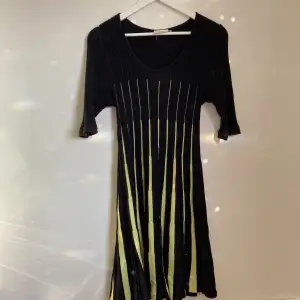 Unik vintage klänning frn antingen 80 eller 90 talet. Klänningen är helt i bomull och har ett fint fall.