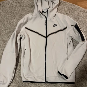 Nike tech - Säljer denna vita Nike tech som är i perfekt skick för ett bra pris. Använd 3-4 gånger Max 