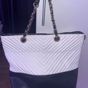 Axelremsväska  - En jätte fin och rymlig väska från Kappahl finns inte att köpa längre.  