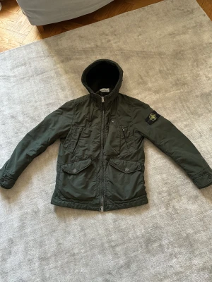 Stone Island jacka - Asfet stone Island jacka av modellen David light-tc  Inköpt för ca två år sedan Nypris ca 9000kr Hör av dig om du har frågor!