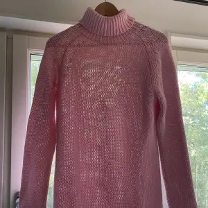 Jättefin lite längre rosa stickad tröja som aldrig är använd!☺️