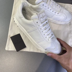 Valentino flycrew - Ett par helvita flycrew i väldigt bra skick, alla nitar är kvar. Box, dustbag och valentino lappen följer med. Storlek 41 men sitter lite större. Pris: 4500 Pris kan diskuteras