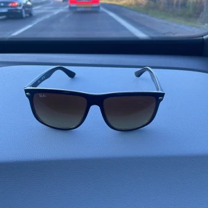 Raybay Boyfriend Säljes - Säljer nu mina skit snygga Raybay solglasögon.  Köptes för drygt en månad sedan på NK, Ny pris 1899kr .  Läder fodral finns.  Mötts upp i stockholm. Bättre pris vid snabb affär. 