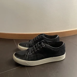 Lanvin - Tja! Säljer ett par as feta lanvins tillsammans med Arresellout. Skick 8/10 och väldigt mycket kvar att ge. Klassikern vit svart, passar allt. Storlek 7 vilket motsvarar 41-42. ❌INGA BYTEN!❌Hör av dig vid funderingar! 🖤