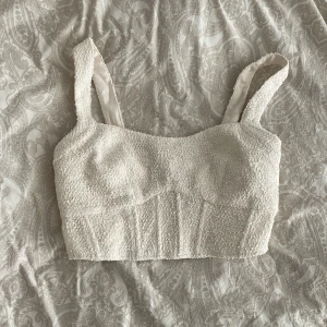 top - Croppad topp med dragkedja i ryggen och med mjukt tyg på insidan. Aldrig använd med lappen kvar! ☺️