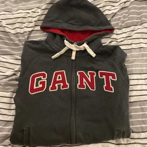Gant hoodie - En grå gant hoodie. Hoodien är i storlek large men sitter som medium. Tröjan är i utmärkt skick och har inga hål eller andra defekter. Hör av dig för fler bilder eller frågor!