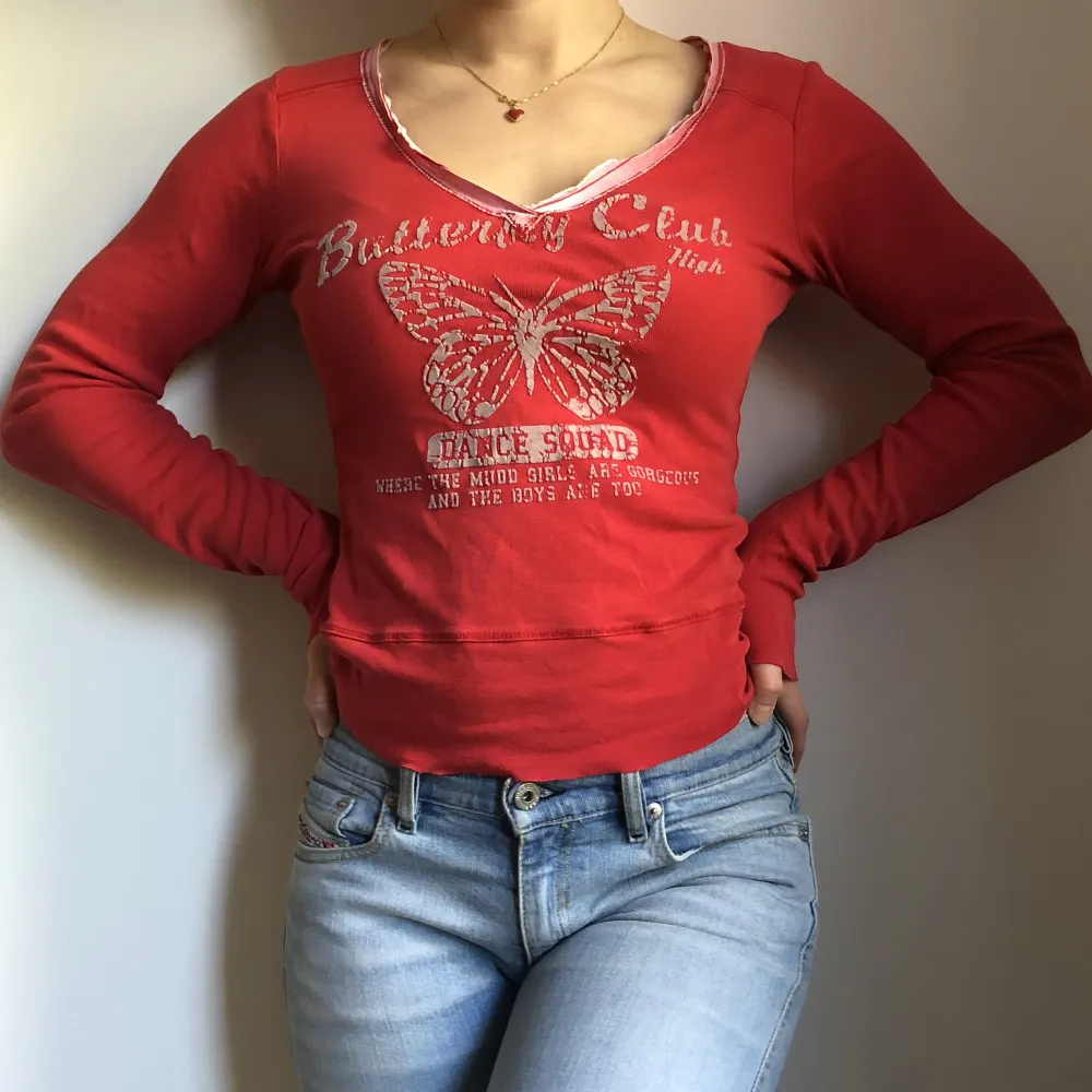 Early 2000’s inspirerad ONLY tröja. Jättesnygg med ett par lågmidjade jeans på! Flitigt använd men fortfarande fläckfri!. Neuletakit & Villapaidat.