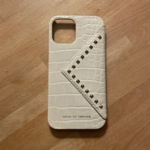 Ideal of Sweden skal - Fint skal till iPhone 12 från Ideal of Sweden, ficka för kort i på baksidan under fliken. Helt oanvänt. Nypris ca 700kr