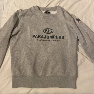 Parajumper  - Parajumper tröja  Knappt använd då den va för liten  