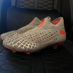 Puma fotbollskor  - Puma fotbollskor för både gräs och konstgräs i bra skick storlek 36 dessa är även svåra att få tag på nu för tiden.skriv om ni undrar något, finns mer fotbollskor i detta kontot.