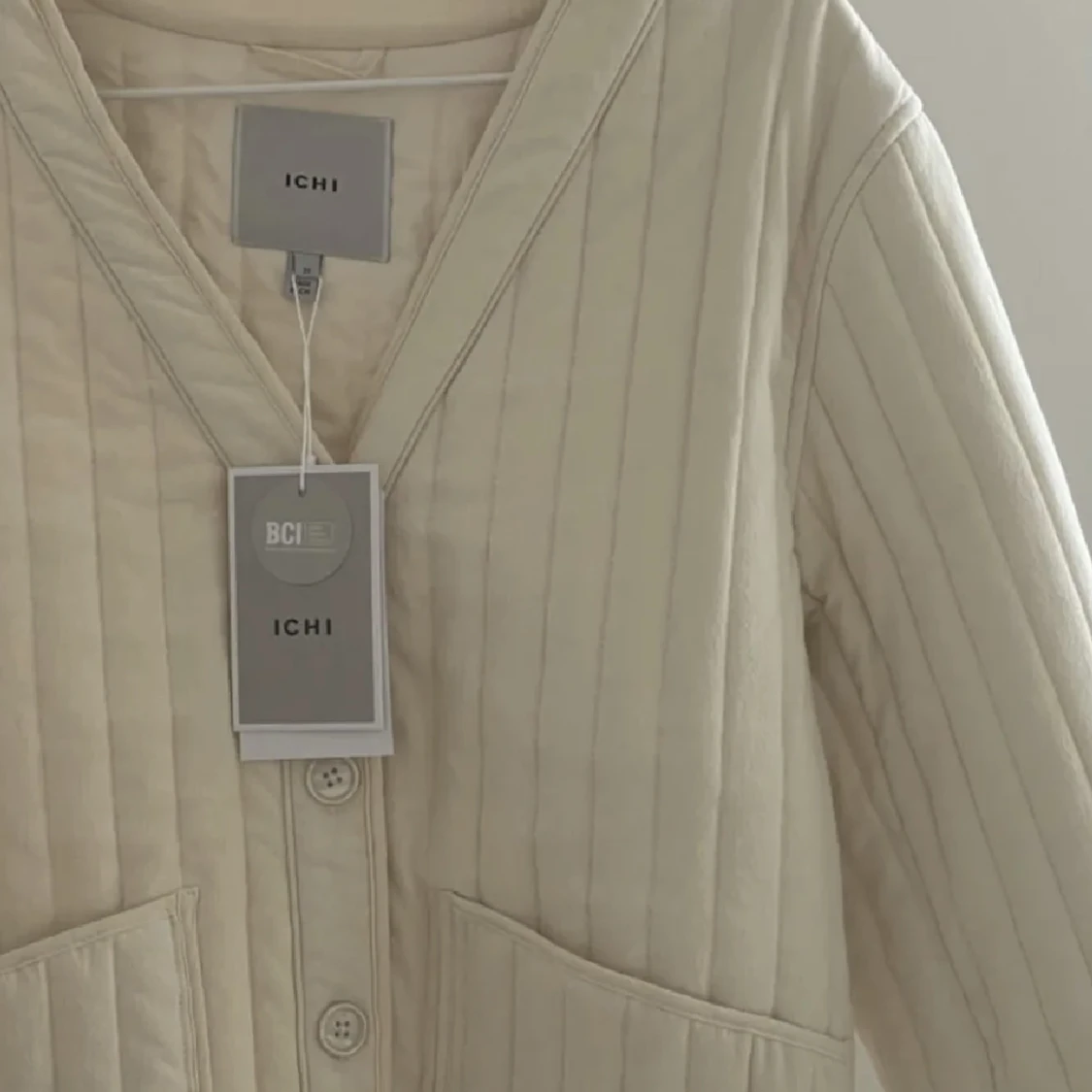 Vit/Beige vadderad jacka  - 90