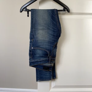Tiger of Sweden jeans - Säljer dessa mörkblåa herr jeans från märket Tiger of Sweden. Slim modell. Väl använda men annars inga defekter!🐅