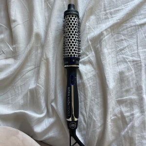 Björn Axén Värmeborste - Värmeborste från Björn Axén, 30 mm. Använd två gånger och finns inga tecken på användning, funkar toppen. Köpt för 500 kr i somras 💕