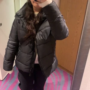 Vinter jacka  - Hej! Säljer min fina Zara jacka för 500kr+frakt 39kr. Den är i storlek M säljer den eftersom den inte är min stil längre. Den är i bra sick inga repor eller något.💘💘