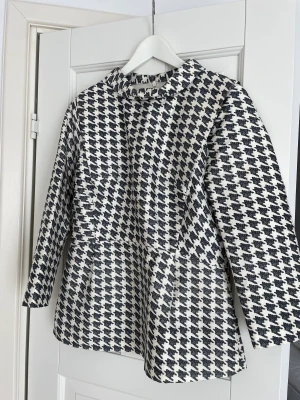 Hundtandsmönstrad tröja från &Other Stories  - Strl 38. Något liten i strl. Tjockt scubamaterial. Superfin på!