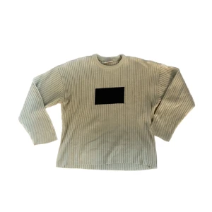 Stickad tröja  - Cool och bekväm stickad tröja🤍 den är i storlek XL och i fint skick🫶