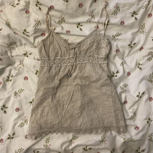 90s linne  - Det är en 90/2000-tals topp med typ ett fint blommigt mönster (kan se på bild 3) köpt second hand men aldrig använt då den är för stor, skriv vid fler frågor 💕