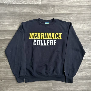 Champion Marrimack College Sweatshirt  - Snygg college sweatshirt från champion i storlek S! Bara att skriva om du undrar över något🙏