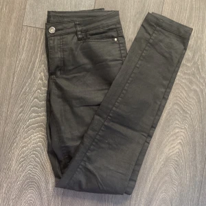 Svarta jeans - Svarta byxor/jeans från Vero Moda. ”Normalhöga” i midjan. Lite använda, väldigt fint skick.  Lappen är bortklippt men de är i strl.36.  OBS! Bilder på kan ej tas då de är för små för mig.