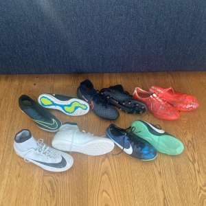 Fotbollskor - Från höger bak: Röda Adidas fotbollskor strl 39 400kr Svarta Nike fotbollskor strl 42 400kr Nike inomhusskor strl 40,5 300kr Vita Nike inomhusskor strl 43 300kr Nike inomhusskor strl 37,5 150kr 