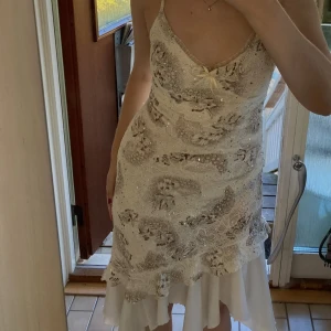 Vitglittrig klänning❤️‍🔥 - Säljer denna vintage vita glittriga klänning! Sitter superfint!❤️‍🩹 Fint skick💓 Perfekt till om man vill ha en unik outfit och exempelvis planerar att vara ängel på halloween!🤩 Klänningen är lite töjbar!🤩