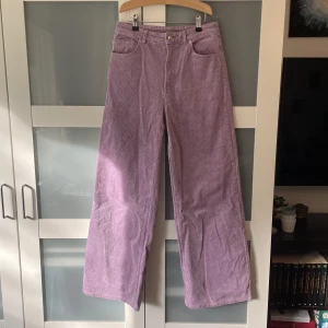 Manchesterbyxor  - Lila/rosa manchesterbyxor från Hm i mycket fint skick!   3 FÖR 2 på min sida!!