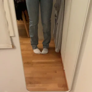 Jeans - Snygga jeans passar mig som är ca 158 i längden dock är dom små i bereddes och om du har större höfter eller rumpa så blir dom för små men om du är mindre kommer dom passa perfa!Storlek 32 skriv till mig o jag kan skicka mer bilder m mm!
