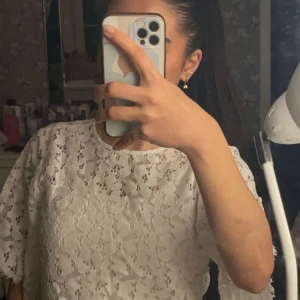 Tröja - En jätte fin vit blommig topp/ tröja i storlek 34. Det är bra att veta att den är genomskinlig men man kan t.ex ha ett vitt linne under som på bilden ovan, eller bara en bh! Säljer för att den inte kommer till användning. Pris kan diskuteras! 🤍 🤍🤍