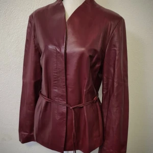 Röd läderjacka - Röd läderjacka i storlek 44 men skulle säga att den sitter mer som en S/M (Äkta skinn)❤️   