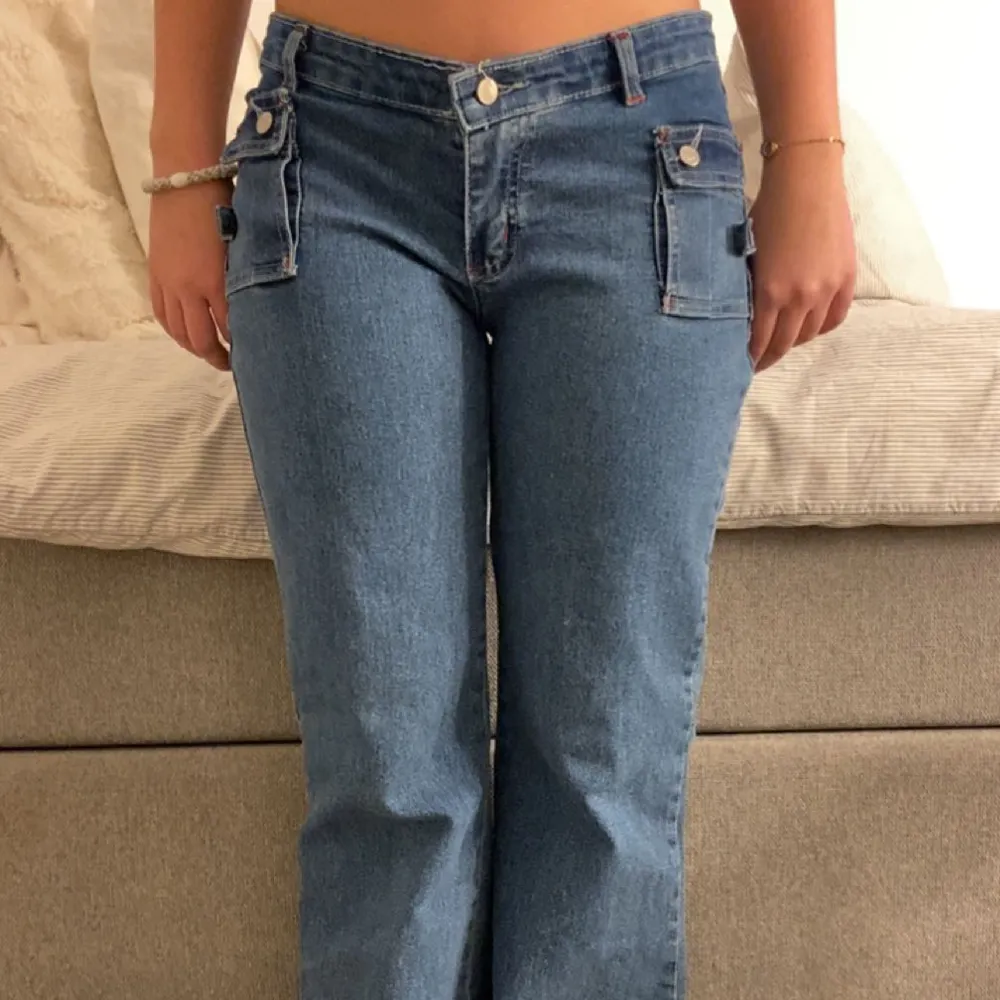 Lågmidjade jeans med coola fickor, för små för mig. Jeans & Byxor.