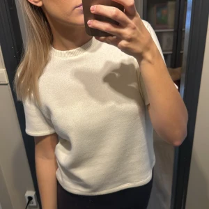 Stickad T-shirt  - Stickad T-shirt från zara, knappt använd så som ny, storlek L men mer som en M, har en likadan i svart om de är av intresse