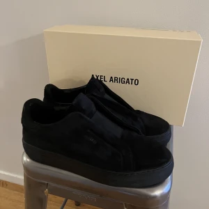 Axel arigato  - Säljer nu dessa skor då jag inte använder dom längre. Hyfsat skick. Nypris 2500. Storlek 42. Original box och dustbag följer med.