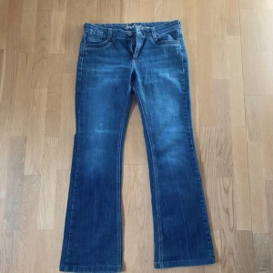 Lågmidjade bootcutjeans - Jättebra kvalitet på jeansen, men har inte kommit till användning eftersom de sitter lite konstigt på mig.(inte mina bilder)