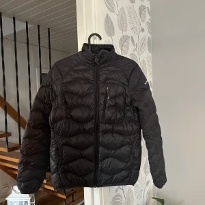 Peak Performance  - jätte fin jacka till hösten/våren. säljer pga att den är för liten. inga skador.  nypris 1800kr säljer för 500kr 